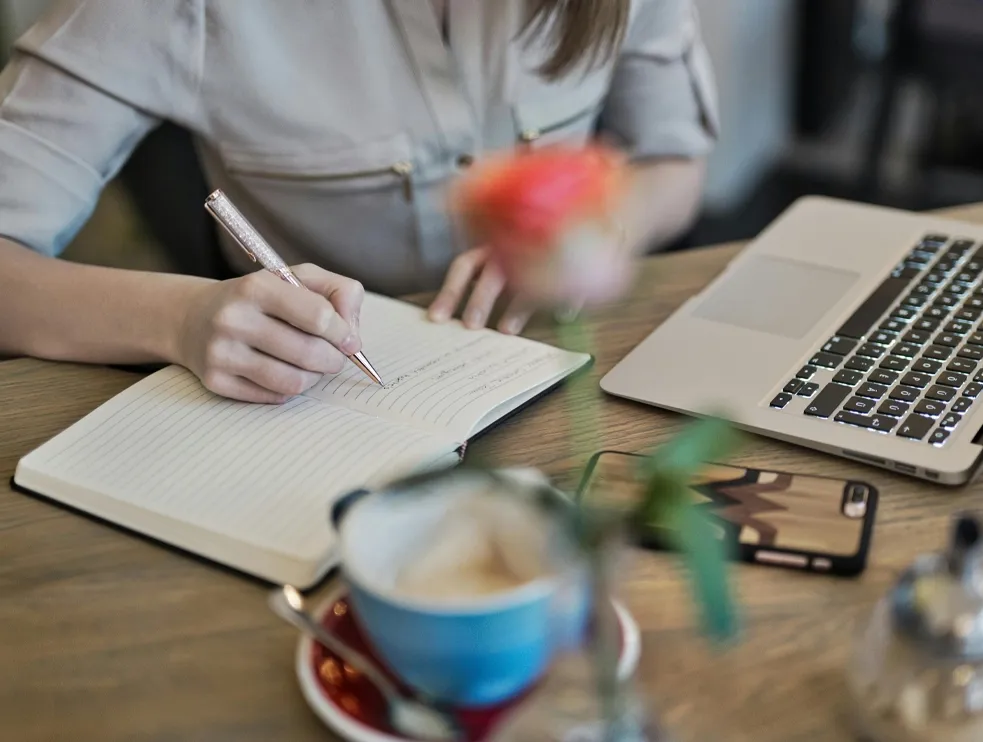 Woman working a guide for content marketing